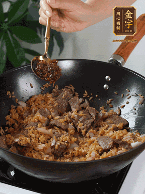下拌好的米飯炒散，加一大勺XO醬