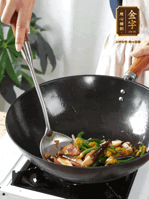 煸香蒜末，下香腸翻炒均勻，再依次下雞縱菌、黃瓜花