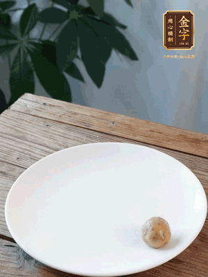 做水油皮、油酥 將油皮材料放入料盆中，加100ml水?dāng)嚢璩裳┗ㄆ瑺睢Ｔ诎赴迳戏磸?fù)揉搓成有一定筋度的光潔面團(tuán)，搓成14個團(tuán)子。
