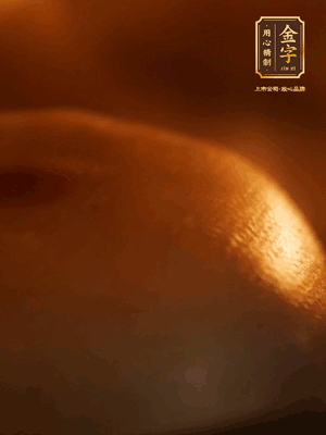 烤箱預(yù)熱至170℃，月餅放在中下層，烤18分鐘左右