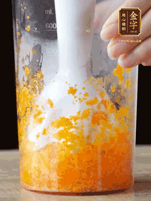 加玉米油、水怡、水揉搓成細(xì)膩的面團(tuán)。松弛半小時(shí)后，分成37g一個(gè)