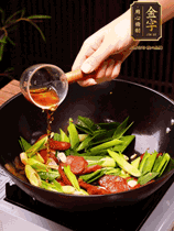 下蒜苗炒軟，沿鍋邊烹入一勺料酒，加醬油、蠔油、白糖調味炒勻