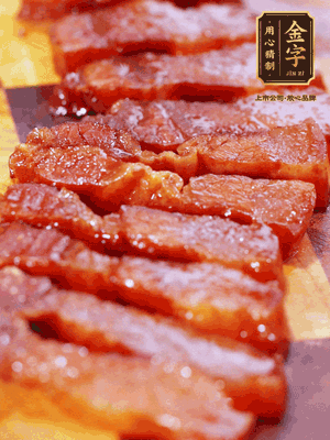 金字醬油肉煮熟，切片