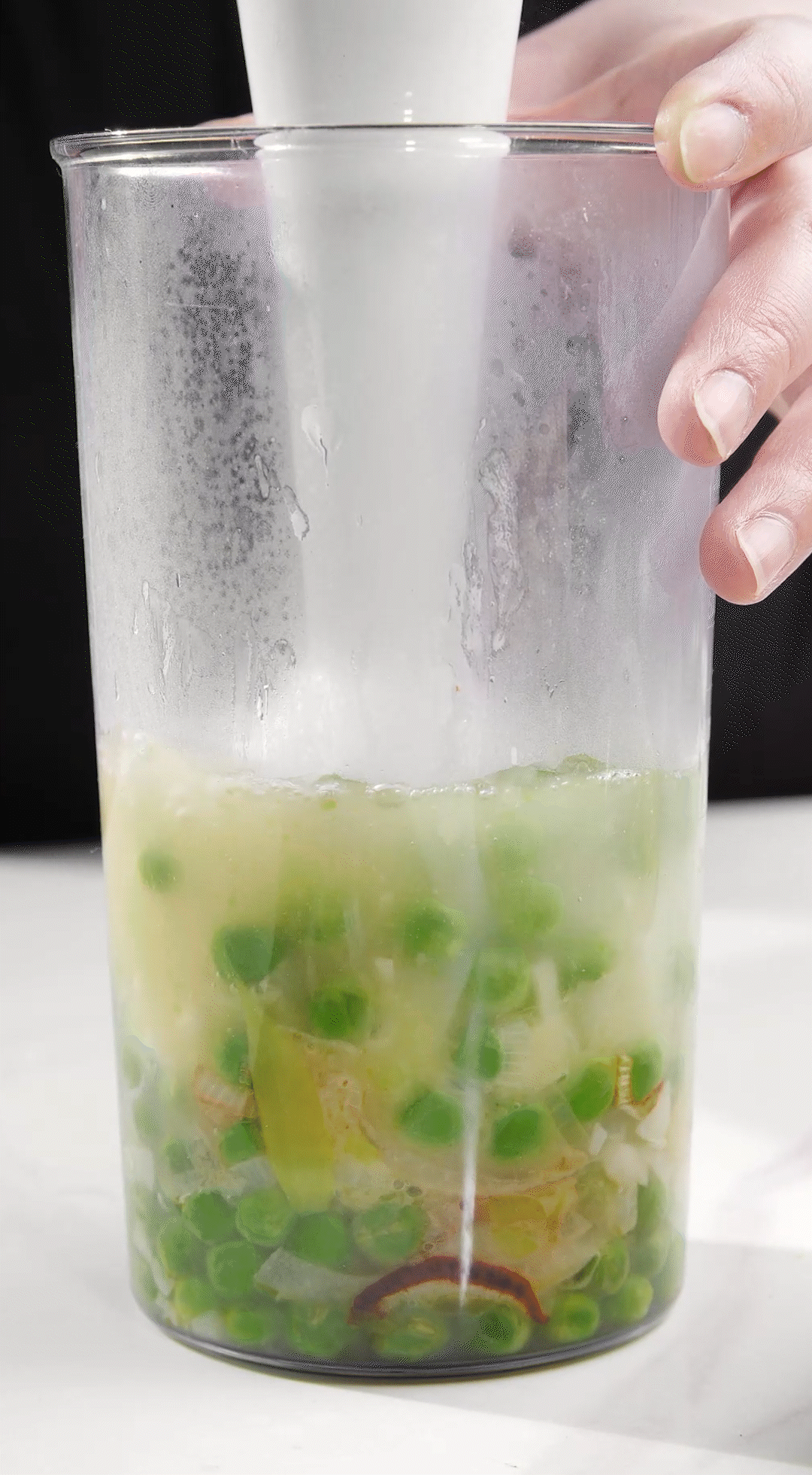炒好的蔬菜+高湯或熱水，倒入破壁機攪打細膩絲滑即可。