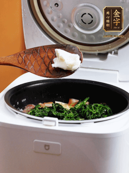 放入電飯鍋、加1勺豬油翻拌均勻