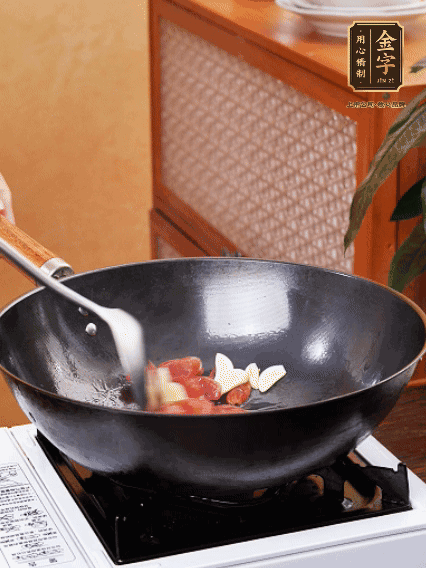 熱油，香腸微微煸出香味，加蒜片、小米辣