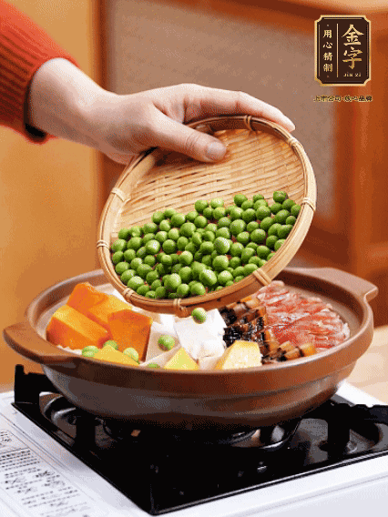再鋪上臘腸、醬油肉、豌豆，小火煲6分鐘