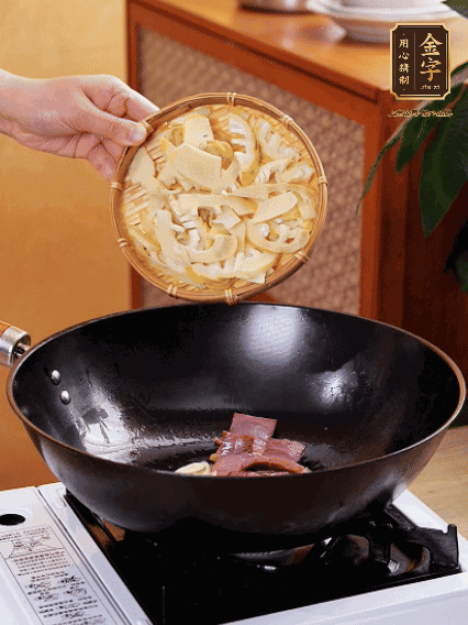 油熱，下蒜末、火腿煸炒出香味，再下筍片微微翻炒