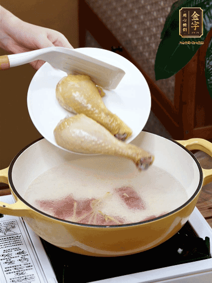倒清水，放雞腿，大火煮開轉(zhuǎn)中小火煮20分鐘
