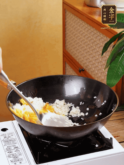 3個(gè)雞蛋攪成蛋液，下鍋煎至5成熟