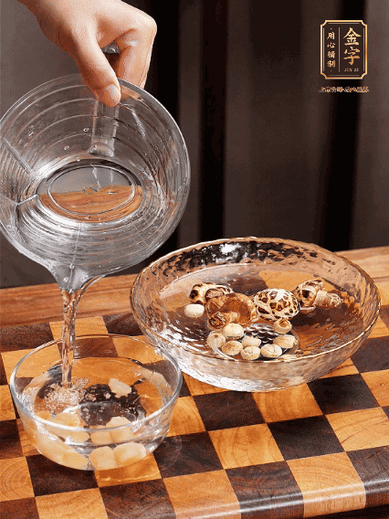 將雞肉、鮑魚、蝦仁焯水，冬菇、蓮子、干貝泡發(fā)