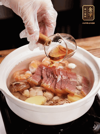 7種食材+帶皮冬瓜塊用砂鍋/電飯煲煮湯功能煮熟，少許鹽、花雕調(diào)味