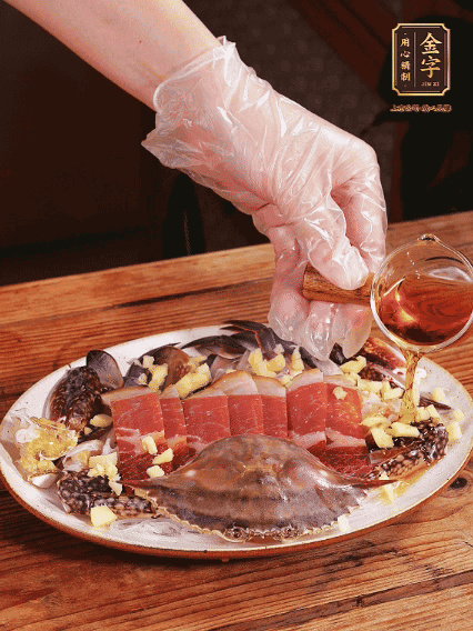 冷水上鍋蒸12分鐘（具體看蟹的大?。詈笕錾鲜[絲、澆上熱油即可