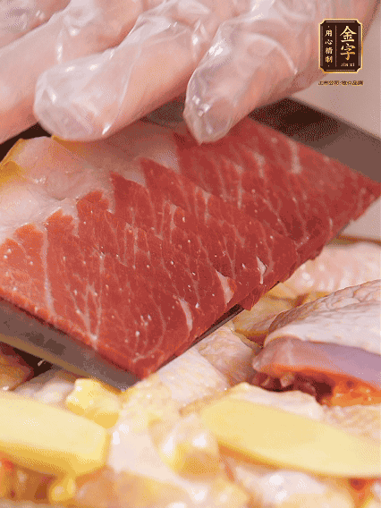 碼上金字火腿片，上鍋蒸足40分鐘