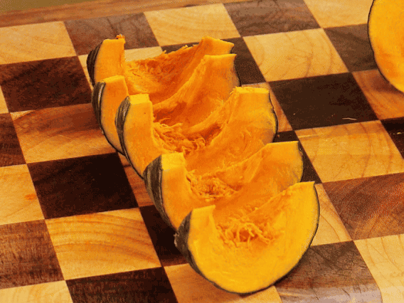 貝貝南瓜去瓤切小塊；干香菇熱水泡發(fā)，切條