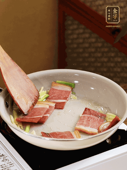 熱油下鍋，火腿、蔥姜蒜煸出香味備用