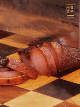 金字醬肉，煮熟切條；蓮藕去皮，切成條狀，焯水2分鐘